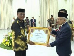 Gubernur Kalimantan Selatan Menerima Adhikarya Pembangunan Pertanian