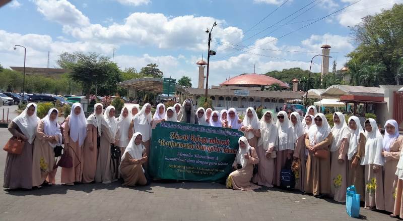 Ziarah religi dilakukan Majelis Taklim Assyaidatut Tharirah Banjarbaru di Masjid Sabilal Muhtadin Banjarmasin. (Foto: Majelis Taklim Assyaidatut Tharirah Banjarbaru/Katajari.com)