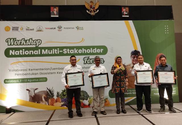 Launching Inkubator Bisnis yang ditandai dengan penyerahan sertifikat keanggotaan AIBI (Asosiasi Inkubator Bisnis Indonesia). (Foto: Tim Ekspos SMK PP Negeri Banjarbaru/Katajari.com)