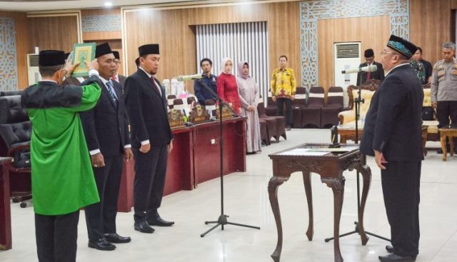 Kader PDI Perjuangan Kabupaten Banjar Rusdi SHI dan kader Partai NasDem Kabupaten Banjar Suriani dilantik menjadi Pengganti Antar Waktu (PAW) anggota DPRD Kabupaten Banjar periode 2019-2024, Rabu (16/8/2023). (Foto: Kominfo Kabupaten Banjar/Katajari.com)