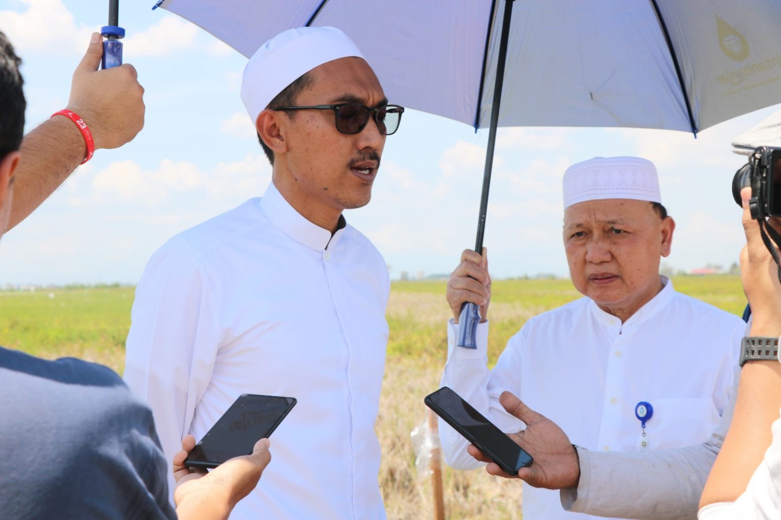 Bupati Banjar H Saidi Mansyur dan Direktur Utama PT Air Minum Intan Banjar (Perseroda) Syaiful Anwar,  saat melakukan kunjungan ke lokasi pembangunan Booster Pump milik PT Air Minum Intan Banjar (Perseroda), Rabu (16/8/2023) siang. (Foto: Kominfo Kabupaten Banjar/Katajari.com)