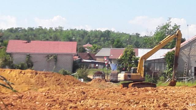 Pengurukan lahan di belakang kantor Kelurahan Cempaka Kecamatan Cempaka untuk pembuatan embung. (Foto: Katajari.com)