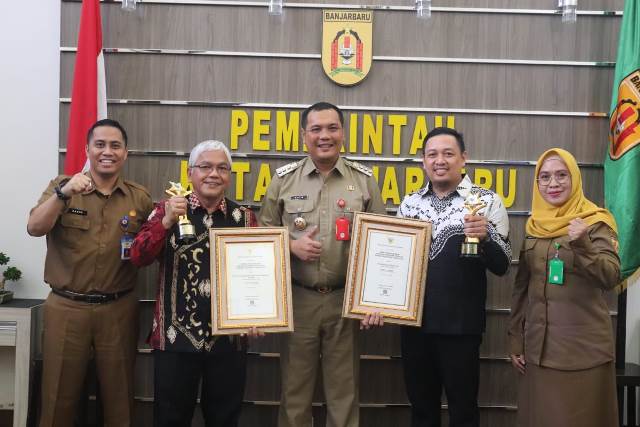 Wali Kota Banjarbaru Aditya Mufti Ariffin, bertemu dua nakes RSD Idaman Banjarbaru di ruang tamu Balai Kota Banjarbaru, Senin (28/8/2023). (Foto: Media Center Kota Banjarbaru/Katajari.com)