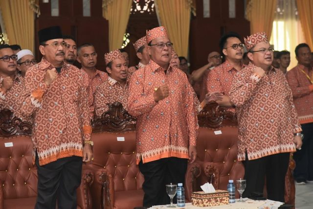 Gubernur Kalimantan Selatan (Kalsel) H. Sahbirin Noor atau Paman Birin melantik pengurus Kerukunan Keluarga Bakumpai (KKB) periode 2023 – 2028 di Mahligai Pancasila Banjarmasin pada Minggu (13/8/2023). (Foto: Adpim Setdaprov Kalsel/Katajari.com)