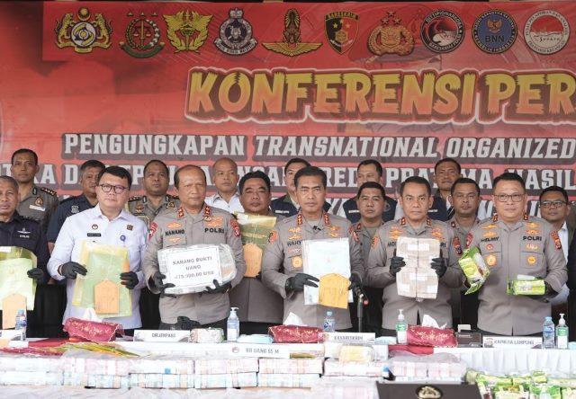 Polri menggelar konferensi pers pengungkapan Tindak Pidana Pencucian Uang (TPPU) dan Sindikat perdagangan gelap narkotika jaringan Fredy Pratama, Selasa (12/9/2023). (Foto: Polri.go.id/Katajari.com)