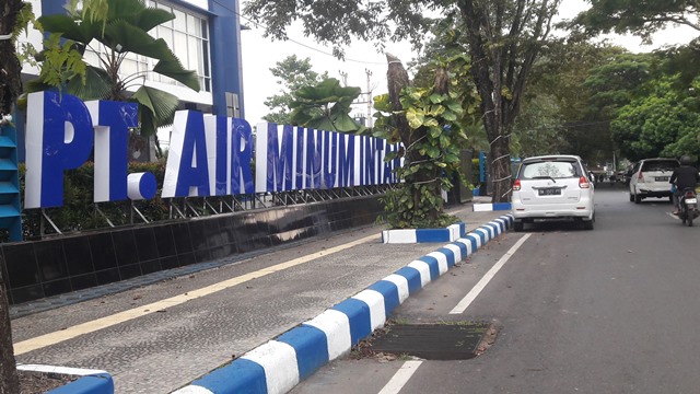 Kantor pusat PT Air Minum Intan Banjar (Perseroda) di Banjarbaru. (Foto: Katajari.com)