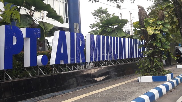 PT Air Minum Intan Banjar menambah pemasangan pipa di kawasan Tembikar. (Sumber Foto: Katajari.com)