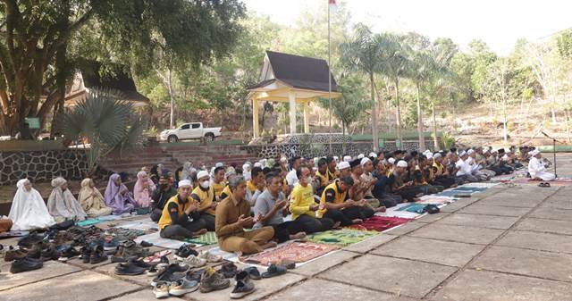 Pegawai Dishut Kalsel dan Tahura Sultan Adam berkumpul untuk melaksanakan doa dan salat istisqa bersama di areal Plaza Suharto Tahura Sultan Adam Mandiangin, Jumat (8/9/2023). (Foto: Dishut Kalsel/Katajari.com)