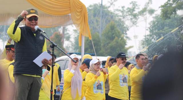 Gubernur Kalsel H Sahbirin Noor memimpin apel Mitigasi dan Penanganan Bencana Kebakaran Hutan, Lahan (Karhutla) dan Kekeringan di Provinsi Kalsel yang digelar di halaman kantor Setda Prov Kalsel, Sabtu (9/9/2023) pagi. (Foto: Dishut Kalsel/Katajari.com)