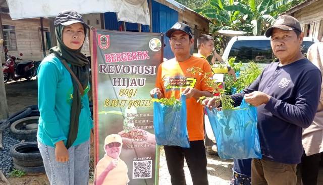 Menggelorakan Program Revolusi Hijau, Kesatuan Pengelolaan Hutan (KPH) Balangan membagikan bibit gratis di Desa Marias Kecamatan Juai Kabupaten Balangan, Kamis (15/9/2023). (Foto: Dinas Kehutanan Kalsel/Katajari.com).