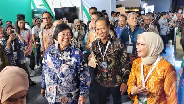 Stan Dishut Kalsel di Festival LIKE dikunjungi Menteri Lingkungan Hidup dan Kehutanan Prof. Dr. Ir. Siti Nurbaya Bakar, M.Sc. (kiri), Sabtu (16/9/2023) di Jakarta. (Foto: Dinas Kehutanan Kalsel/Katajari.com)