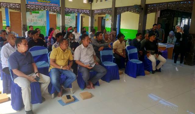 Warga Kertak Hanyar ketika mengikuti sosialisasi pengembangan jaringan pipa PT Air Minum Intan Banjar, Jumat (1/9/2023) di aula Kecamatan Kertak Hanyar. (Foto: Humas PT Air Minum Intan Banjar/Katajari.com)