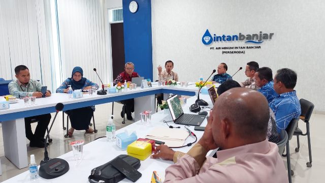 Kepala Perwakilan Ombudsman RI Provinsi Kalimantan Seatan (Kalsel), Hadi Rahman bertemu jajaran PT Air Minum Intan Banjar (Perseroda) pada Kamis (07/09/2023). (Foto: PT Air Minum Intan Banjar/Katajari.com)