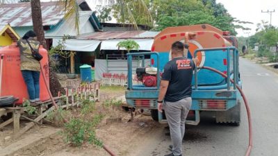 BPBD Kabupaten Banjar lakukan pendistribusian air ke sejumlah desa yang mengalami krisis air bersih, Sabtu(15/9/2023) siang. (Foto: Kominfo Kabupaten Banjar/Katajari.com)