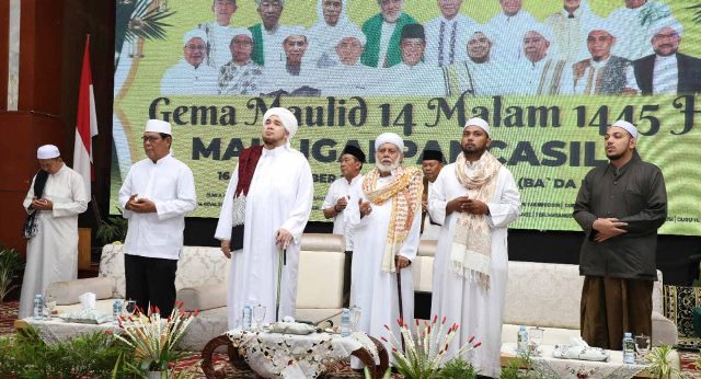 Habib Jindan bin Novel bin Salim bin Jindan, tausiah pada acara Gema Maulid 14 Malam 1445 Hijriyah di Gedung Mahligai Pancasila, Banjarmasin, Rabu (27/09/2023) malam. (Foto: Adpim Setdaprov Kalsel/Katajari.com)