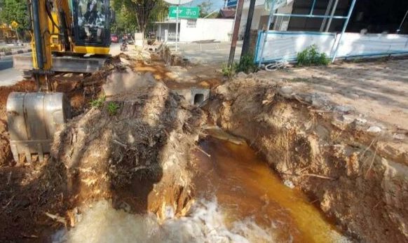 Pipa air PT Air Minum Intan Banjar di Jalan Panglima Batur mengalami bocor akibat terkena alat berat. (Foto: PT Air Minum Intan Banjar)