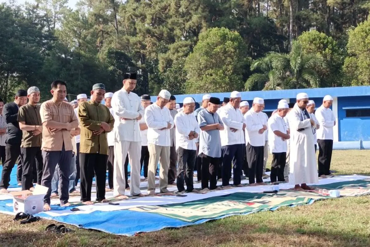 PT. Air Minum Intan Banjar (Perseroda) melaksanakan salat Istisqa yang digelar di tanah lapang di kawasan Instalasi Pengolahan Air (IPA) Pinus Jalan Mentaos Raya Kelurahan Mentaos Kota Banjarbaru, Jumat (8/9/2023). (Foto: Humas PT Air Minum Intan Banjar/Katajari.com)