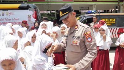 Kasat Binmas Polres Banjar Iptu Supianor bersama anggota timnya memulai pendistribusian buku ke SDN Jawa 5 Martapura, Rabu (6/9/2023). (Foto: Humas Polres Banjar/Katajari.com)