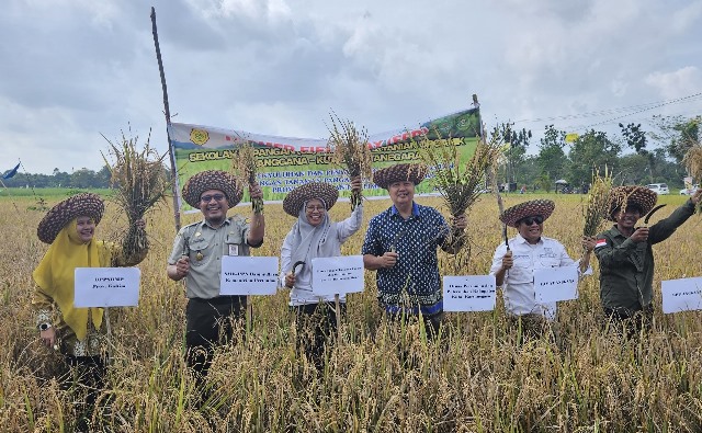 SMK PP Negeri Banjarbaru turut bergerak melakukan pengawalan dan pendampingan kegiatan Sekolah Lapang (SL)-Genta Organik di Kalimantan Timur. (Foto: Tim Ekspos SMK PP Negeri Banjarbaru/Katajari.com)