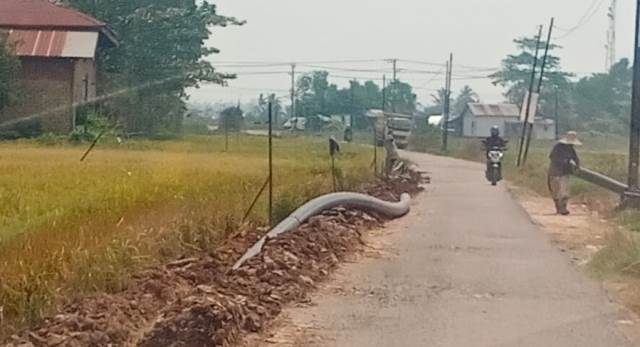 Pemasangan pipa air di kawasan Jalan Tembikar Kecamatan Kertak Hanyar Kabupaten Banjar terus dikebut PT Air Minum Intan Banjar. (Foto: PT Air Minum Intan Banjar/Katajari.com)