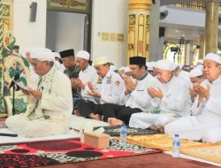 Guru Wildan Pimpin Salat Istisqa di Masjid Agung Al Karomah