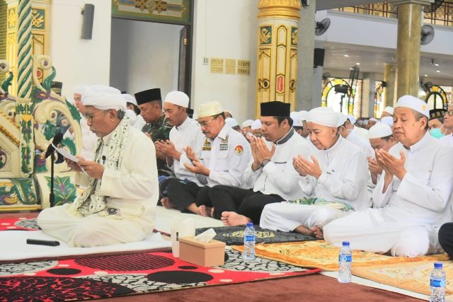 KH. Muhammad Wildan Salman atau Guru Wildan, memimpin salat Istisqa di Masjid Al-Karomah Martapura, Kabupaten Banjar, Kamis (7/9/2023) pagi. (Foto: Adpim Setdaprov Kalsel/Katajari.com)