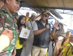 Yana dan Rohani Dapat Hadiah Umrah Jalan Santai di Martapura Barat