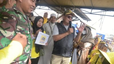 Hadiah umrah dari Paman Birin pada jalan santai, Minggu (10/9/2023) di Desa Tangkas Kecamatan Martapura Barat Kabupaten Banjar Provinsi Kalimantan Selatan (Kalsel). (Foto: Adpim Setdaprov Kalsel/Katajari.com)