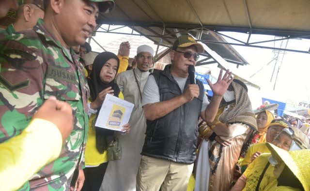 Hadiah umrah dari Paman Birin pada jalan santai, Minggu (10/9/2023) di Desa Tangkas Kecamatan Martapura Barat Kabupaten Banjar Provinsi Kalimantan Selatan (Kalsel). (Foto: Adpim Setdaprov Kalsel/Katajari.com)