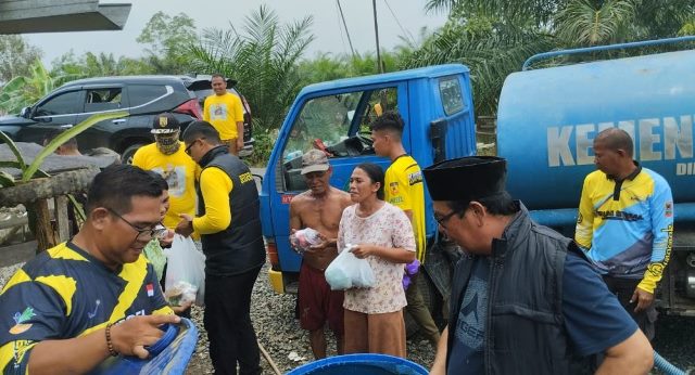 Gubernur Kalimantan Selatan (Kalsel) H Sahbirin Noor atau biasa disapa Paman Birin mendistribusikan air bersih di Kabupaten Banjar, Senin (9/10/2023). (Foto: Setdaprov Kalsel/Katajari.com)