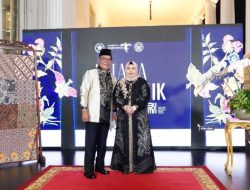 Paman Birin dan Istri Tampil Dengan Sasirangan Motif Daun Kakambangan