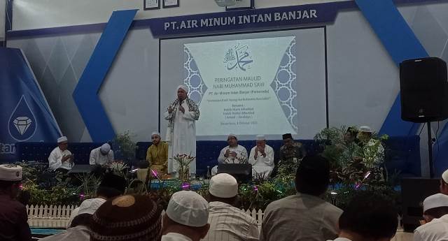 Habib Husin al Haddad dari Ampel Surabaya sampaikan tausiah pada maulid Nabi Muhammad SAW, Jumat (6/10/2023) di aula Intan 3 PT Air Minum Intan Banjar (Perseroda) di Jalan Pangeran Hidayatullah Kota Banjarbaru. (Foto: Katajari.com)