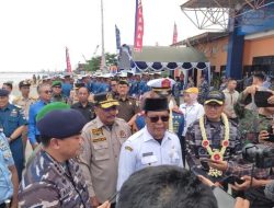 Paman Birin Sambut Gembira Awak KRI Dewa Ruci di Pelabuhan Trisakti Banjarmasin