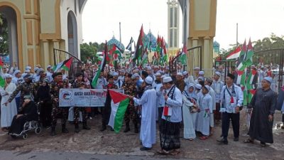 Long march aksi akbar bela Palestina dilaksanakan dengan mengambil garis awal di halaman Masjid Agung Al Karomah menuju kawasan Cahaya Bumi Selamat (CBS) Martapura, Minggu (26/11/2023) pagi. (Foto: Kominfo Kabupaten Banjar/Katajari.com)