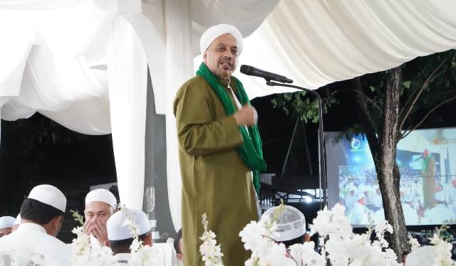 Ketua Rabithah Alawiyah Pusat Habib Taufik bin Abdul Qadir Assegaf turut menghadiri haul ulama besar ahli hadits asal kota Martapura Kabupaten Banjar,  All Allamah KH Muhammad Sya’rani Arif, Selasa (28/11/22023) malam. (Foto: Kominfo Kabupaten Banjar/Katajari.com)