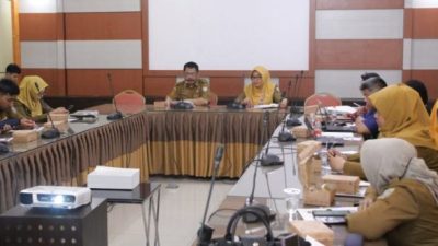 Sekretaris Bappedalitbang Hanafi dalam membuka acara Focus Group Discussion (FGD) Analisis Efektivitas Kelembagaan Organisasi Perangkat Daerah (OPD) di Kabupaten Banjar, Senin (6/11/2023) di aula setempat. (Foto: Bappedalitbang Kabupaten Banjar/Katajari.com)