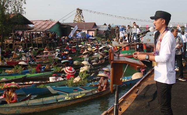 Bupati Banjar H Saidi Mansyur membuka Festival Pasar Terapung Lok Baintan tahun 2023 digelar di Desa Lok Baintan, Kecamatan Sungai Tabuk Kabupaten Banjar, Minggu (19/11/2023) pagi. (Foto: Kominfo Kabupaten Banjar/Katajari.com)