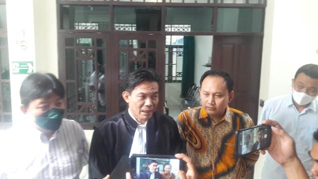 Kuasa hukum para terdakwa, Pahrozi SH dari kantor hukum Equitable Law Firm, Kamis (23/11/2023) di PN Banjarbaru. (Foto: Katajari.com)