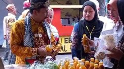 Pj Bupati Tanah Laut, Syamsir Rahman mencoba beberapa produk diproduksi oleh para Penerima Manfaat (PM) Program YESS. (Foto: Tim Ekspos SMK PP Negeri Banjarbaru/Katajari.com)