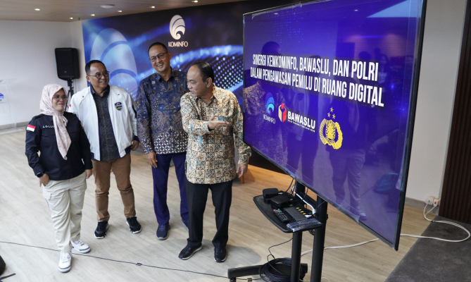 Anggota Bawaslu (paling kiri) saat peluncuran Desk Pengawasan Pemilu 2024 di ruang digital bersama Kementerian Komunikasi dan Informatika (Kominfo), dan Polri di Kantor Kemenkominfo, Selasa (28/11/2023). (Foto: Bawaslu RI/Katajari.com)