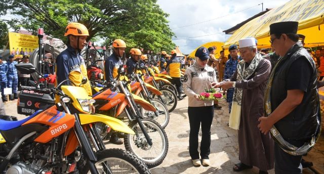 Alim ulama KH Wildan Salman dan Gubernur Kalimantan Selatan H. Sahbirin Noor atau Paman Birin memberikan tapung tawar untuk 10 trail yang akan membantu penanganan bencana, Senin (27/11/2023). (Foto: Adpim Setdaprov Kalsel/Katajari.com)