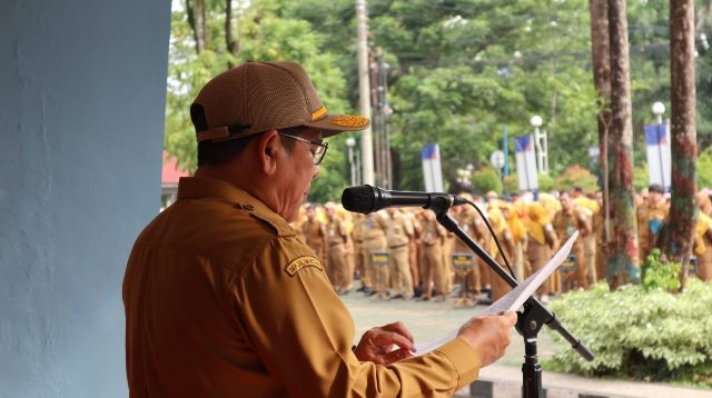 Asisten Perekonomian dan Pembangunan Ikhwansyah menjadi pembina apel gabungan, Senin (4/12/2023) pagi. (Foto: Kominfo Kabupaten Banjar/Katajari,com)