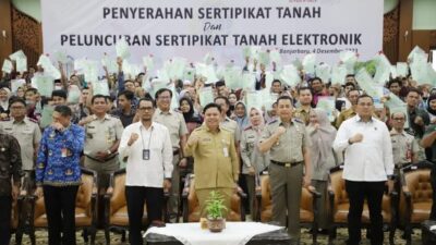 Acara Penyerahan Sertifikat dan Launching Sertifikasi Elektronik Tahun 2023, yang tempat di Gedung Idham Chalid, Senin (04/12/2023). (Foto: Adpim Setdaprov Kalsel/Katajari.com)