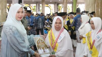 Puluhan Santri Lansia Kecamatan Simpang Empat Turut Diwisuda