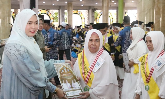 Ketua TP PKK Kabupaten Banjar Hj Nurgita Tiyas bersama santri lansia, Minggu (10/12/2023) di Masjid Agung Al Karomah Martapura. (Foto: Kominfo Kabupaten Banjar/Katajari.com)