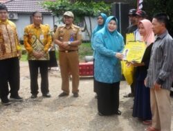 Raudatul Jannah Serahkan Bantuan Jaringan Listrik 250 Keluarga di Kecamatan Aluh Aluh