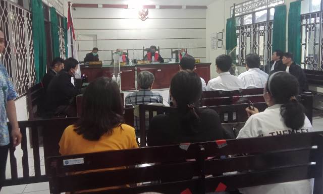 Sidang putusan kasus dugaan penggelapan dan penipuan dari Pengadilan Negeri (PN) Banjarbaru Provinsi Kalimantan Selatan (Kalsel), Kamis (30/11/2023) siang. (Foto: Katajari.com)