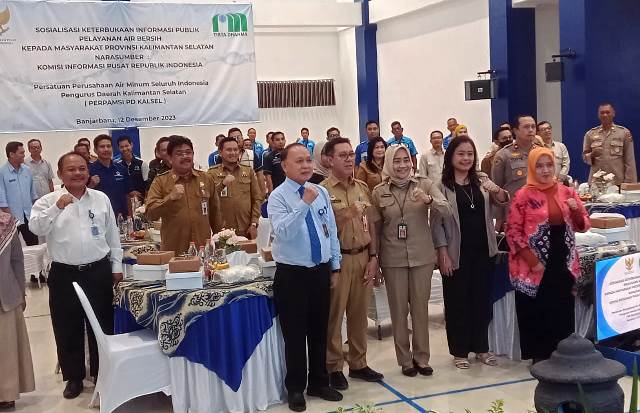 Pengurus Daerah (PD) Persatuan Perusahaan Air Minum Seluruh Indonesia (perpamsi) Provinsi Kalimantan Selatan mengadakan sosialisasi keterbukaan Informasi Publik terkait pelayanan air bersih kepada masyarakat, Selasa (12/12/2023) di aula PT Air Minum Intan Banjar di Kota Banjarbaru. (Foto: Perpamsi Kalsel/Katajari.com)