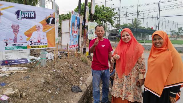 Caleg DPRD Kabupaten Banjar Dapil Banjar 1 Martapura Kota nomor urut 7 dari Partai Keadilan Sejahtera (PKS), Hari S.Kom (kiri) dan Caleg DPR RI Dapil Kalsel 1, Hj Soraya SH MH (tengah). (Foto: Dokpri Hari/Katajari.com)