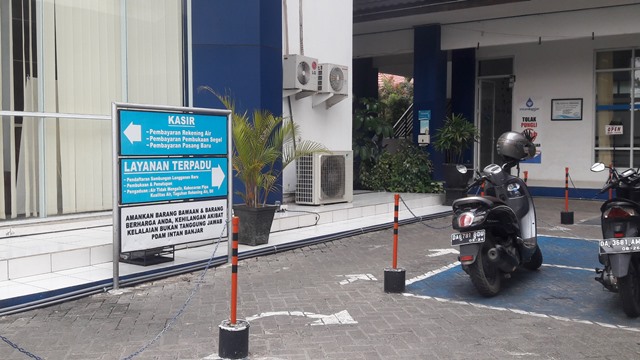 Loket layanan offline PT Air Minum Intan Banjar libur pada tahun baru namun bisa online. (Foto: Katajari.com)